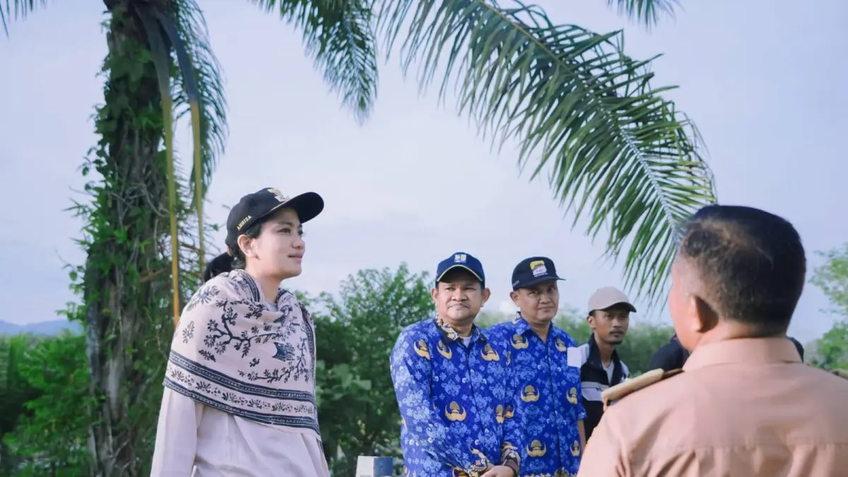 Bupati Dharmasraya, Annisa Suci Ramadhani, meninjau lanjutan pembangunan Jembatan Batang Mimpi yang berlokasi di Nagari Sikabau, Kecamatan Pulau Punjung. (DOKUMENTASI PEMKAB DHARMASRAYA)