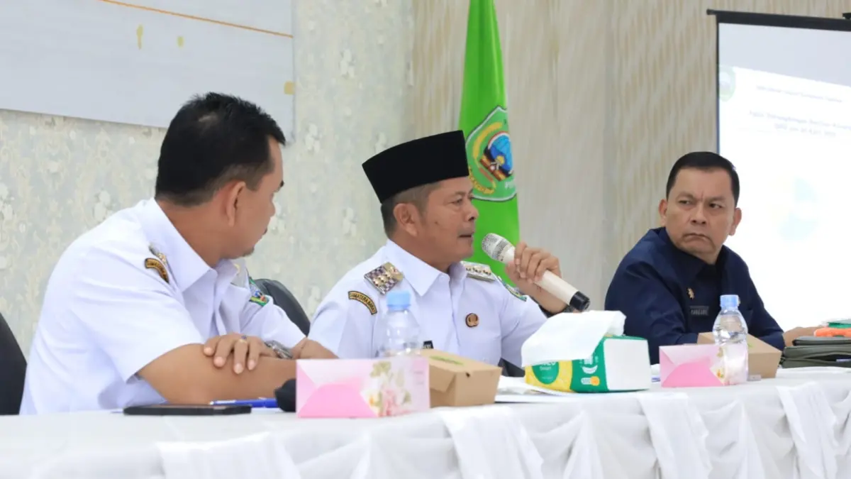 Bupati Pasaman Welly Suhery bersama Wakil Bupati Parulian dan Sekkab Yudesri memimpin rapat evaluasi pembangunan 2026 bersama jajaran OPD di Aula Lantai III Kantor Bupati Pasaman, Rabu (6/5). (DOK PROKOPIM)
