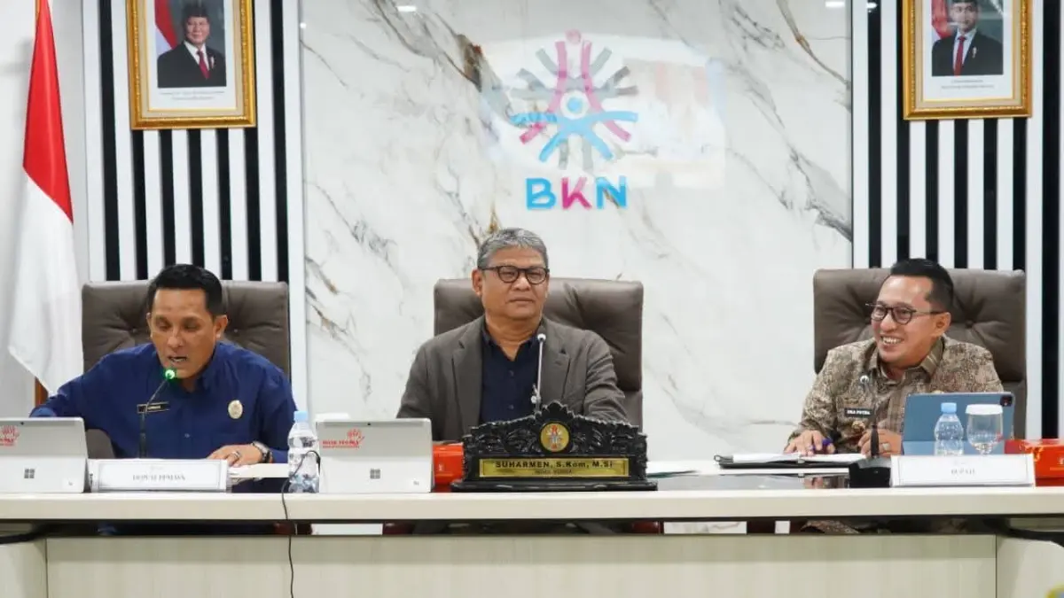 Bupati Tanahdatar, Eka Putra (kanan) memimpin langsung jajaran pemerintah daerah memaparkan sistem tersebut di kantor Badan Kepegawaian Negara Pusat, Jakarta, Selasa (5/5/2026). (DOKUMENTASI PROKOPIM AGAM)