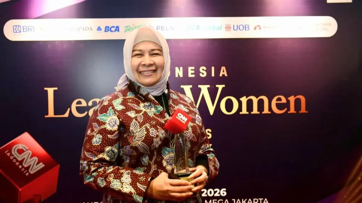 Direktur Commercial Banking BTN Hermita menerima penghargaan Outstanding Leader di CNN Indonesia Leading Women Awards 2026 di Jakarta.(Foto: IST)