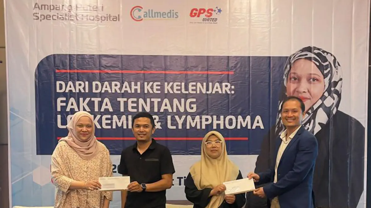 Dr Nur Adila BT Anuar (kiri) menyerahkan voucher medical check up kepada peserta yang beruntung dalam edukasi soal kanker darah di Hotel Santika Bukittinggi, baru-baru ini. (ROMI/PADEK)