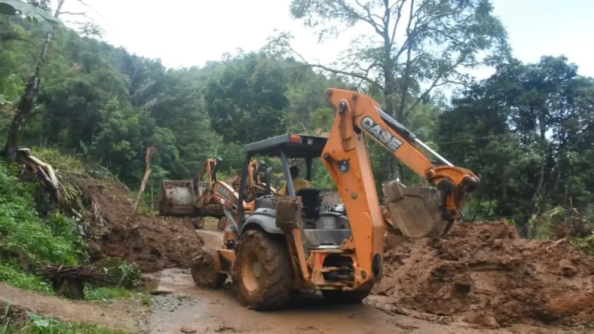 Evakuasi material longsor yang menutup akses jalan Matur–Bukittinggi di Sungai Landia, Kabupaten Agam, menggunakan alat berat.(Foto: Agam Media Center)