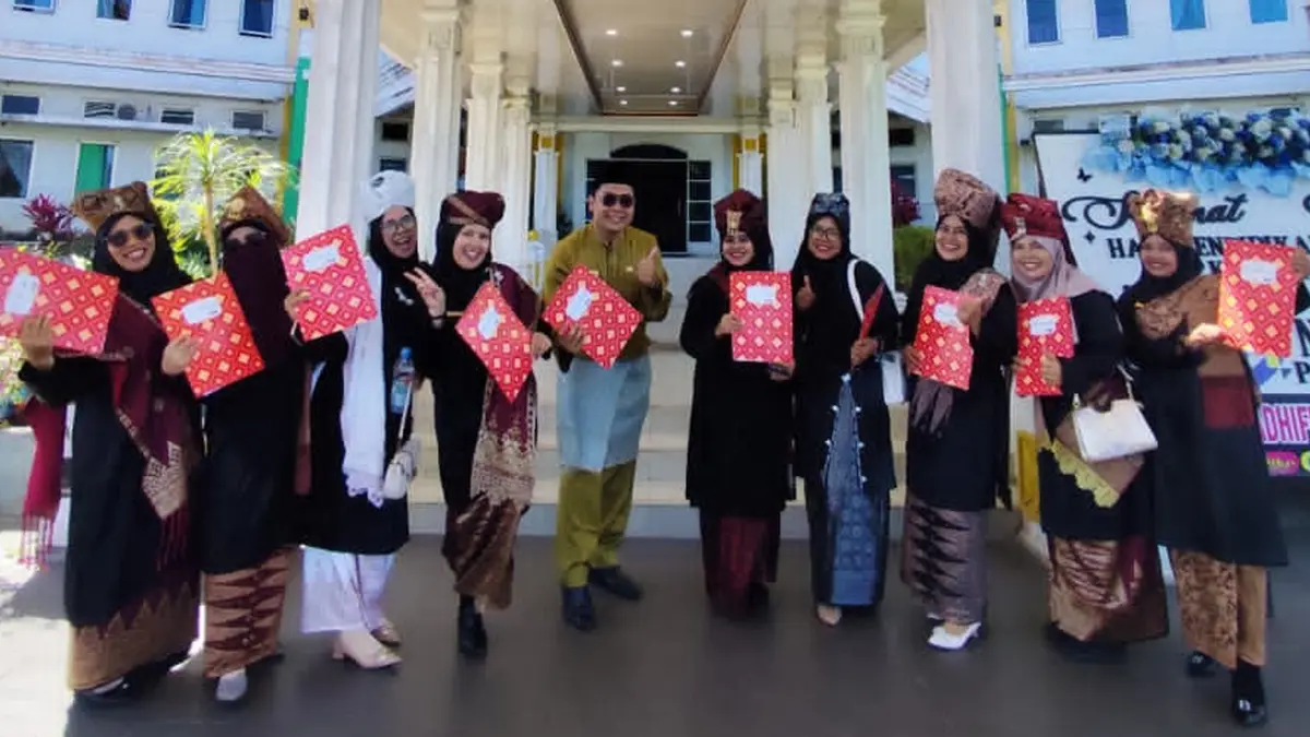 Guru-guru foto bersama usai menerima piagam penghargaan sebagai wujud  kepedulian dalam bidang pendidikan beberapa waktu lalu. (TIM LAMAN GURU)