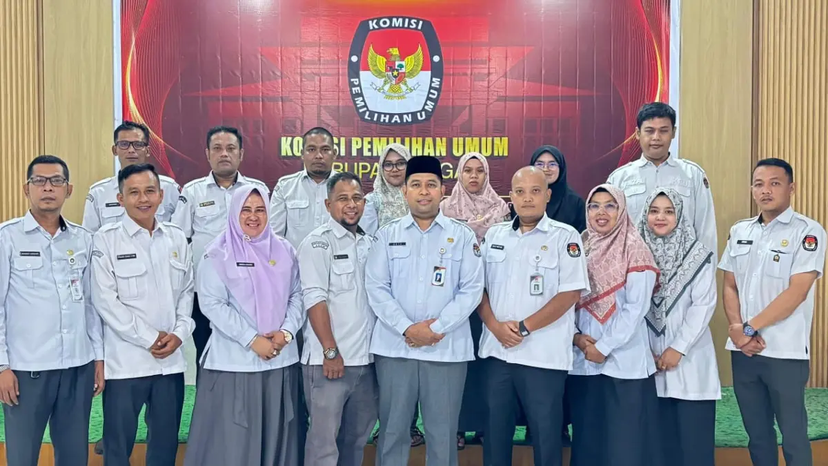 KEBERSAMAAN: Sekretaris KPU Kabupaten Agam, Oktadonis (berpeci), berfoto bersama jajaran sekretariat KPU Agam usai kegiatan di Kantor KPU Agam, baru-baru ini. (Rahmat Hidayat For Padek)