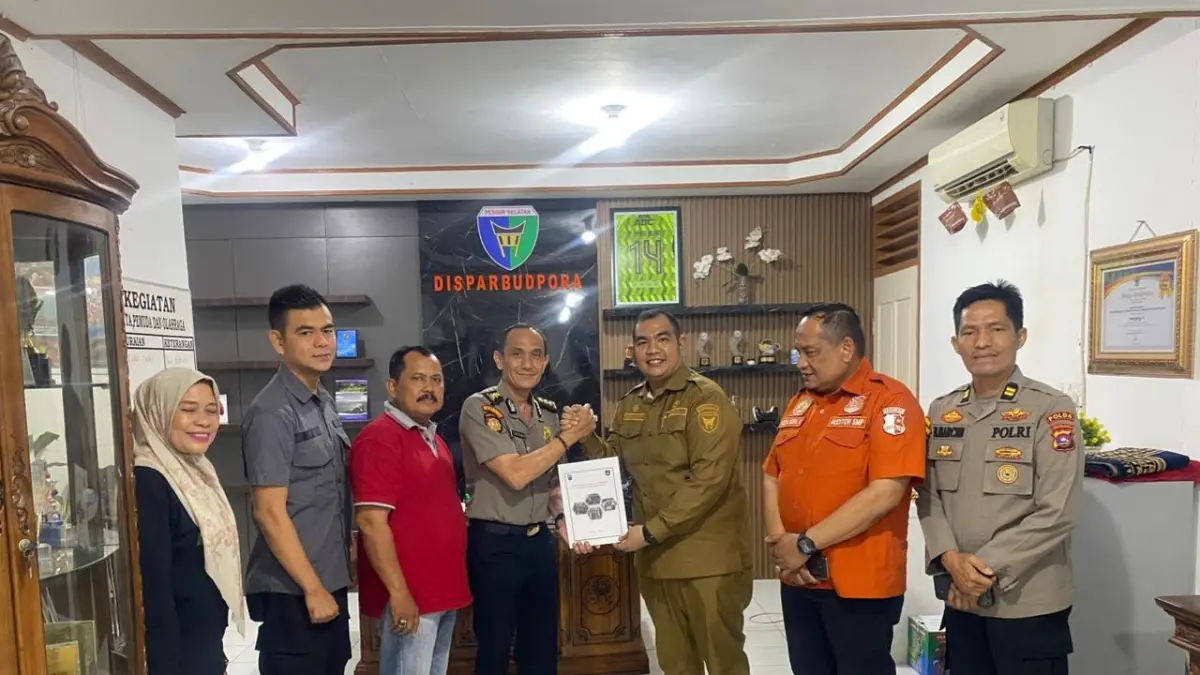 Kepala Disparbudpora Pessel, Ronald Bernando (tiga dari kanan), menerima laporan hasil risk assessment objek wisata Pantai Carocok Painan dari Ditpamobvit Polda Sumbar di Kantor Disparbudpora Pessel, Painan. (DOK PEMKAB PESSEL)