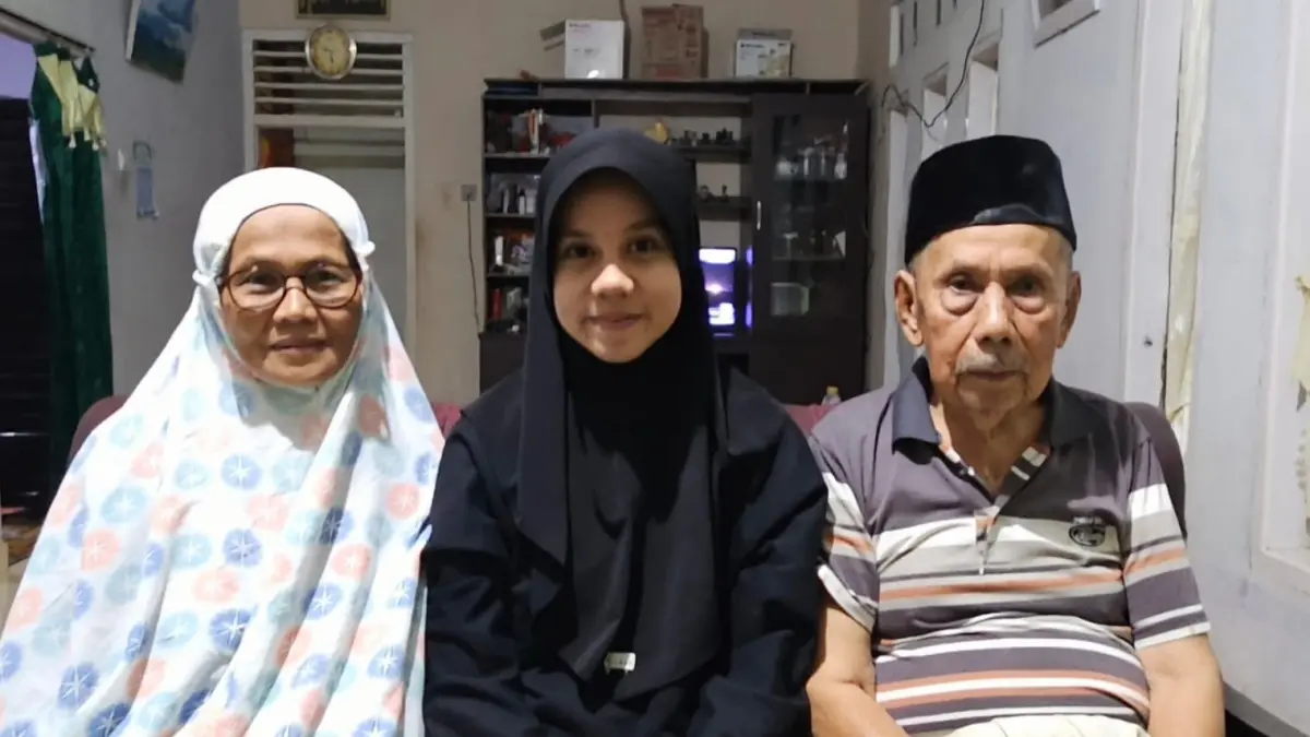 Mursida (18), siswi MAN 2 Payakumbuh asal Limapuluh Kota, lolos SNBP 2026 di Universitas Andalas, namun terancam gagal kuliah karena keterbatasan biaya.