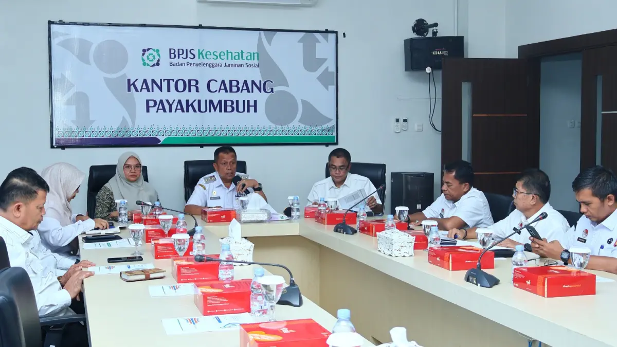 Pemko Payakumbuh menargetkan cakupan JKN 100 persen pada 2026, dengan 2.323 warga belum terdaftar, dibahas dalam forum Monev UHC di BPJS Payakumbuh, Kamis (6/5/2026).