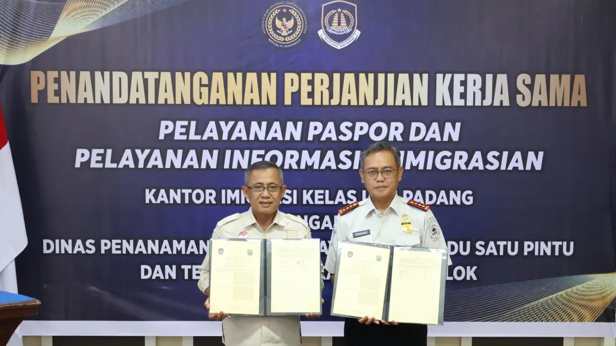 Penandatanganan PKS oleh Kepala Kantor Imigrasi Kelas I TPI Padang, Murdo Danang Laksono, bersama Kepala DPMPTSP & Tenaga Kerja Kabupaten Solok, Aliber Mulyadi, hadirkan pelayanan paspor dan informasi keimigrasian lebih dekat kepada masyarakat.