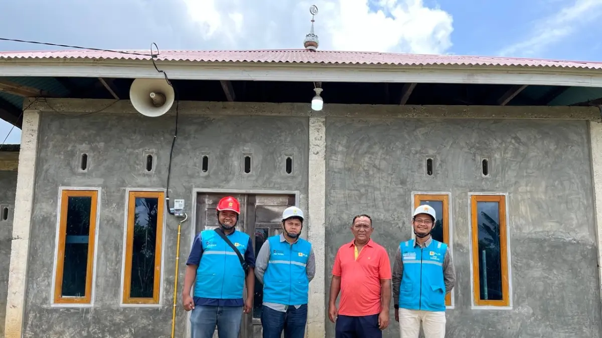 PLN nyalakan listrik untuk 15 KK di Tanjung Modang Tanahdatar melalui Lisdes, dorong akses energi dan peningkatan ekonomi warga.