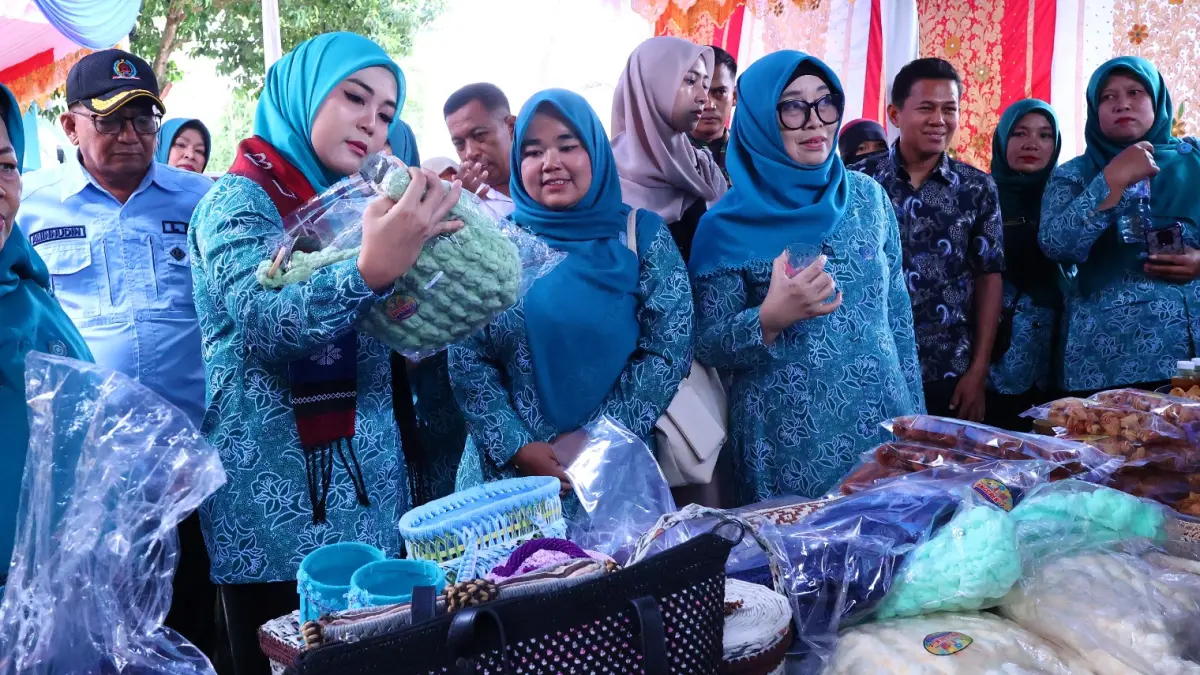 Staf Ahli TP-PKK, Ny. Dianita Maulin Vasko, didampingi Ketua TP-PKK Kota Payakumbuh, Ny. Eni Zulmaeta, melihat kiprah Dasa Wisma Anggrek 1 Kelurahan Bulakan Balai Kandi, yang berhasil mengembangkan pemberdayaan keluarga berbasis ekonomi dan ketahanan pangan.