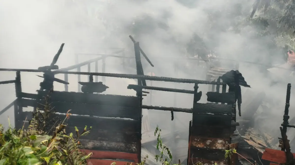 Satu rumah di Bukit Gado-Gado, Padang Selatan, Kota Padang, ludes terbakar Rabu (6/5/2026) sore, Damkar mengerahkan 6 armada, kerugian capai Rp150 juta.