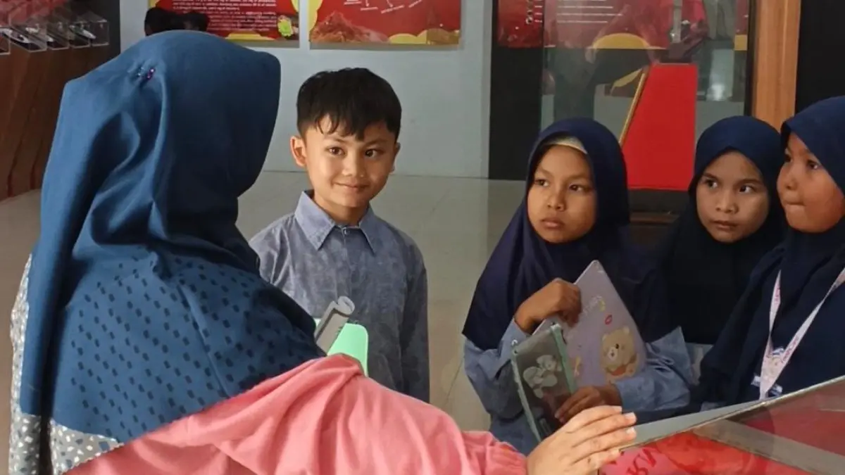 Siswa Kelas III dan Guru SD Islam Raudhatul Jannah melakukan kunjungan industri beberapa waktu lalu. (TIM LAMAN GURU)