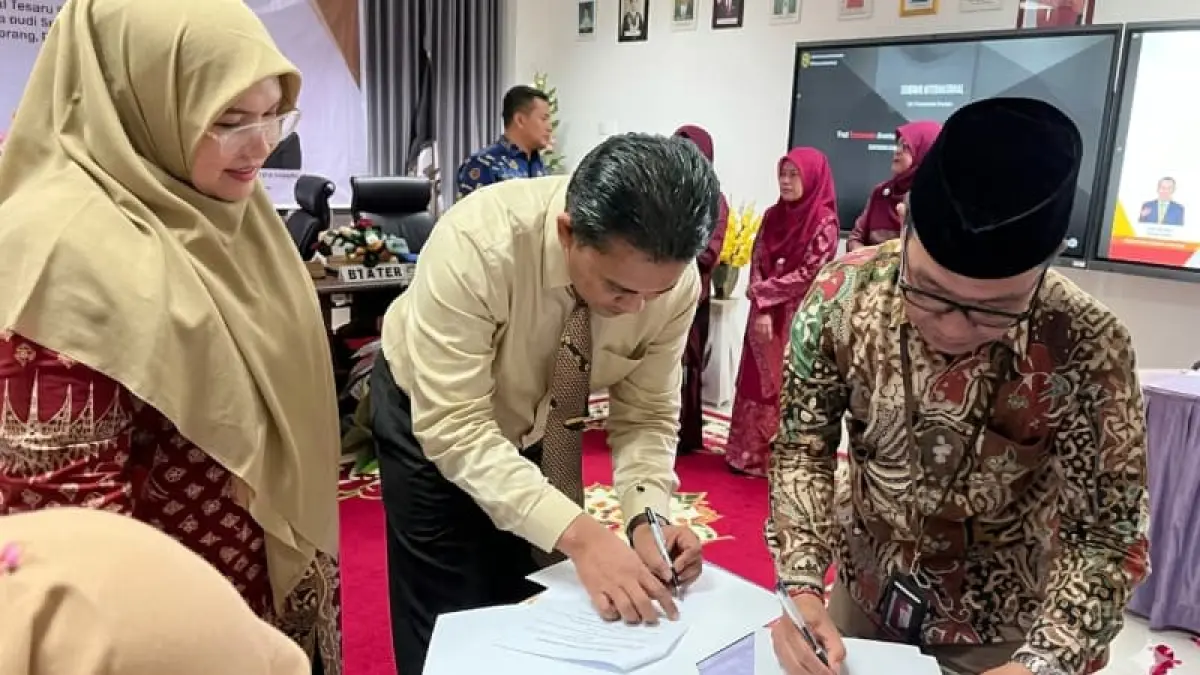 Suasana asesmen lapangan Program Studi Hukum Ekonomi Syariah UIN Imam Bonjol Padang di Aula Fakultas Syariah bersama tim asesor dan pimpinan kampus.(Foto: IG Humas)