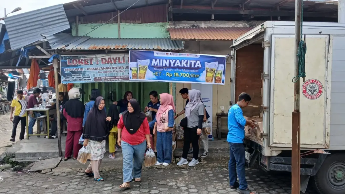 Suasana keramaian di Operasi Pasar MinyaKita yang digelar Dinas Perdagangan Kota Padang di Pasar Alai, Rabu (6/5). (SILVINA/PADEK)
