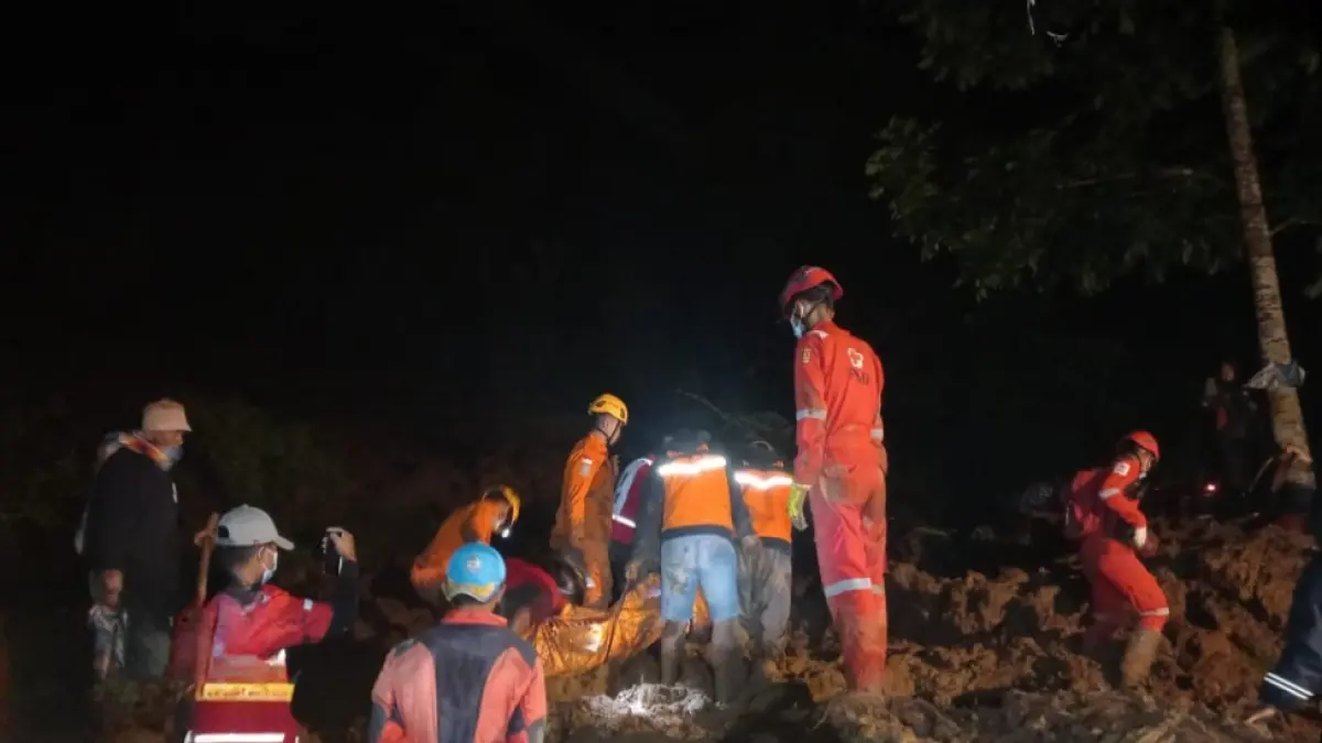 Tanah longsor timbun 3 rumah di Agam akibat hujan lebat, Selasa malam (5/5/2026). BPBD Agam evakuasi 7 korban, 6 selamat dirawat RSAM, 1 meninggal dunia. (BPBD Agam)