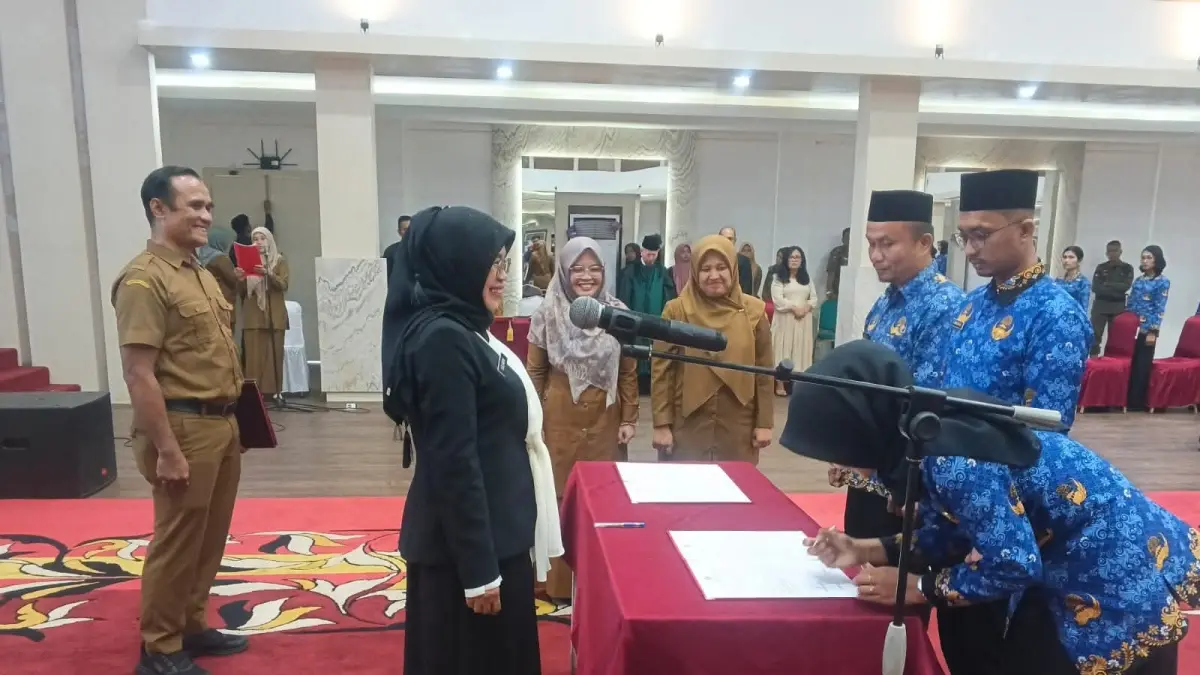 Wakil Bupati Dharmasraya, Leli Arni, secara resmi mengambil sumpah/janji PNS sekaligus melantik pejabat fungsional di lingkungan Pemerintah Kabupaten Dharmasraya, Selasa (5/5/2026). (DOKUMENTASI PEMKAB DHARMASRAYA)