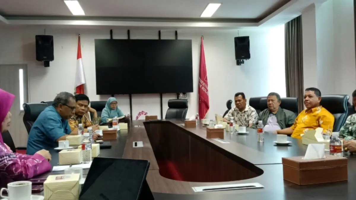 Wakil Rektor UIN Imam Bonjol Padang menerima kunjungan DPW Iluni Provinsi Riau di ruang rapat rektorat. (Foto: Humas)