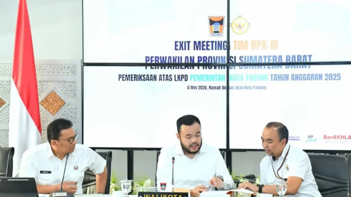 Wali Kota Padang Fadly Amran bersama BPK Sumbar saat Exit Meeting pemeriksaan LKPD 2025 di Gedung Putih, Rabu (6/5/2026).(Foto: Prokopim)