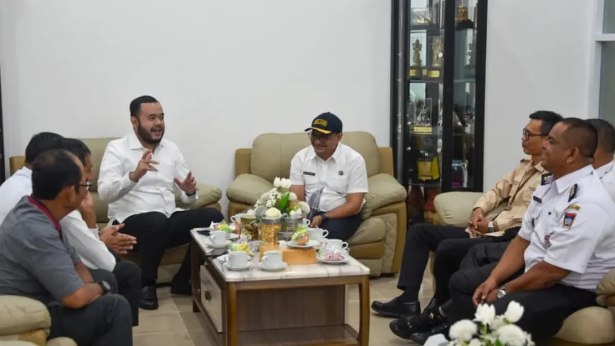 Wali Kota Padang Fadly Amran menerima kunjungan Pengurus Kampung KB Baringin Sakti untuk membahas persiapan penilaian nasional, Rabu (6/5/2026).(Foto: Prokopim)