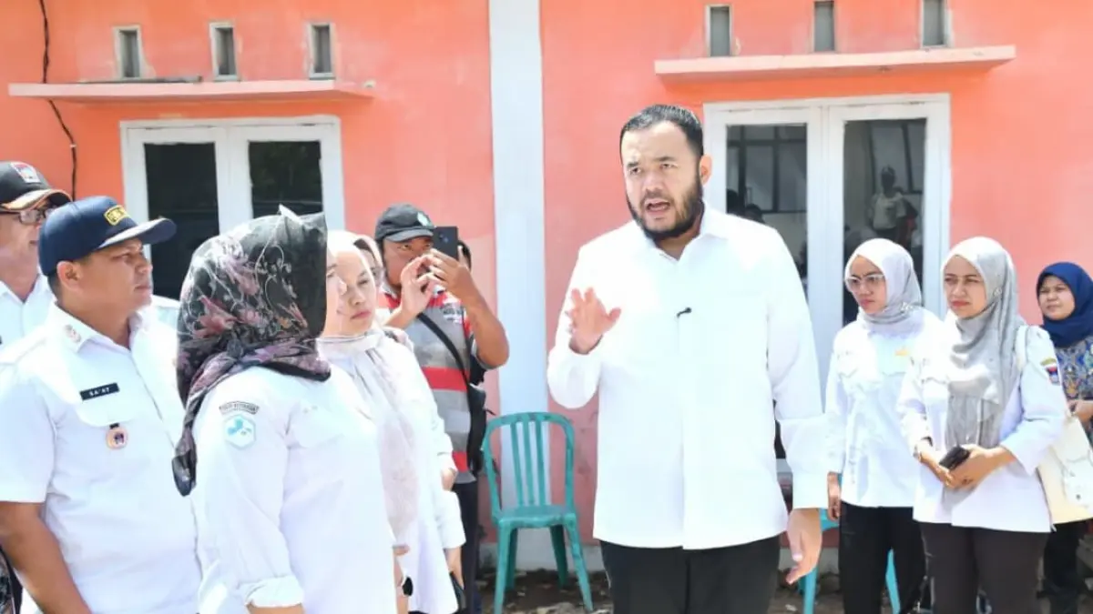 Wali Kota Padang Fadly Amran meninjau progres rehab-rekon Puskesmas Ulak Karang pascabencana, Rabu (6/5/2026).(Prokopim)