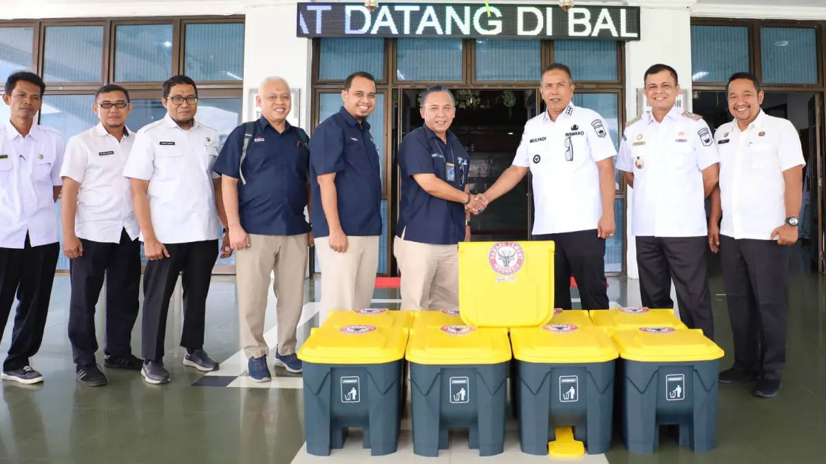 Wawako Pariaman Mulyadi menerima 9 tong sampah terpilah dari PT Semen Padang di Balai Kota Pariaman, Rabu (6/5/2026).