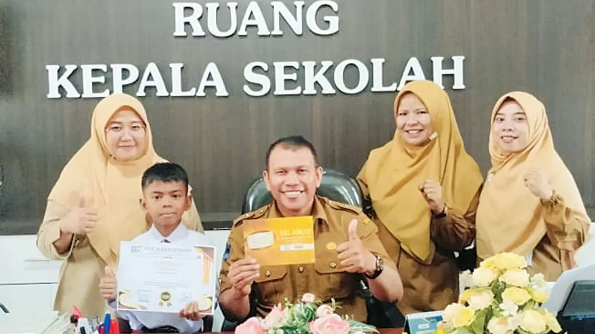 Zulpardilan Mardiansyah foto bersama kepala sekolah dan majelis guru SDN 26 Payakumbuh beberapa waktu lalu. (TIM LAMAN GURU)