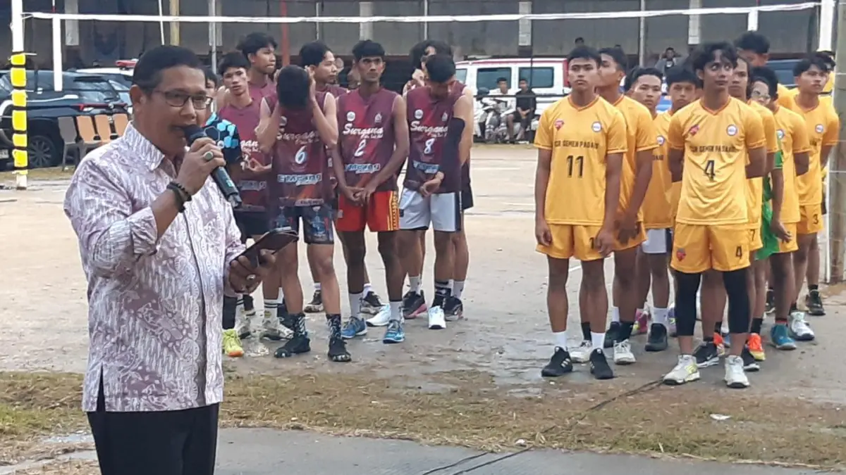 TARGET EMAS: Pembukaan Kejuaraan Bola Voli Anak Nagari Cup 2026 di Lapangan FKAN Kuranji, baru-baru ini. KONI Padang menargetkan cabang voli meraih medali emas pada Porprov Sumbar 2026 sekaligus menyiapkan bonus bagi atlet berprestasi.(KONI FOR PADEK)