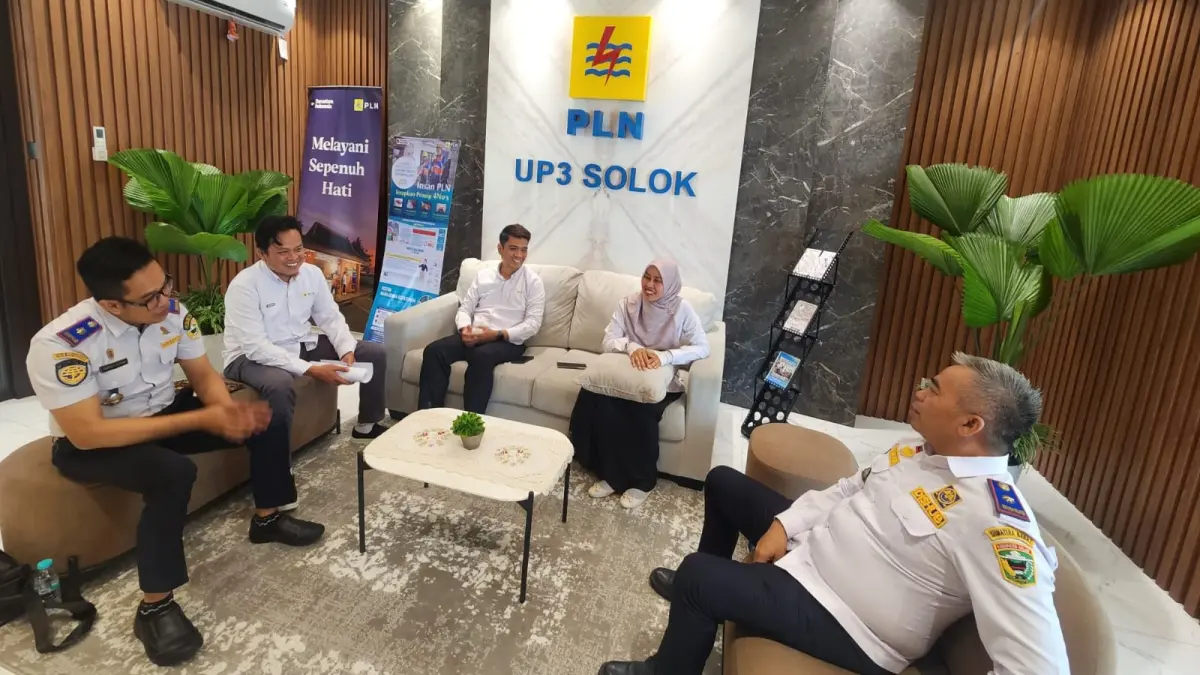 Pertemuan antara PLN UP3 Solok dan Dinas Perhubungan Kabupaten Solok berlangsung di Kantor PLN UP3 Solok pada 4 Mei 2026. Agenda utama pembahasan difokuskan pada penataan sistem PJU Non Meter (NM) yang masih tersebar di berbagai wilayah Kabupaten Solok.