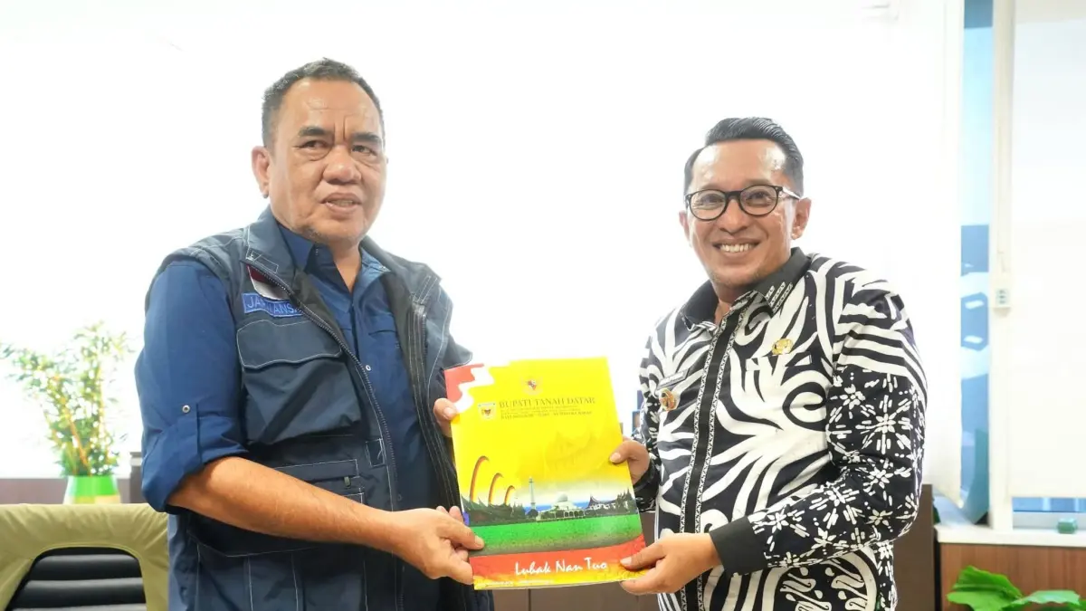 Bupati Tanahdatar Eka Putra mendatangi BNPB di Jakarta untuk mempercepat pembangunan hunian tetap bagi korban bencana. Sebanyak 148 unit Huntap disiapkan melalui skema mandiri dan terpadu di empat kecamatan terdampak. (DOKUMENTASI PROKOPIM TANAHDATAR)