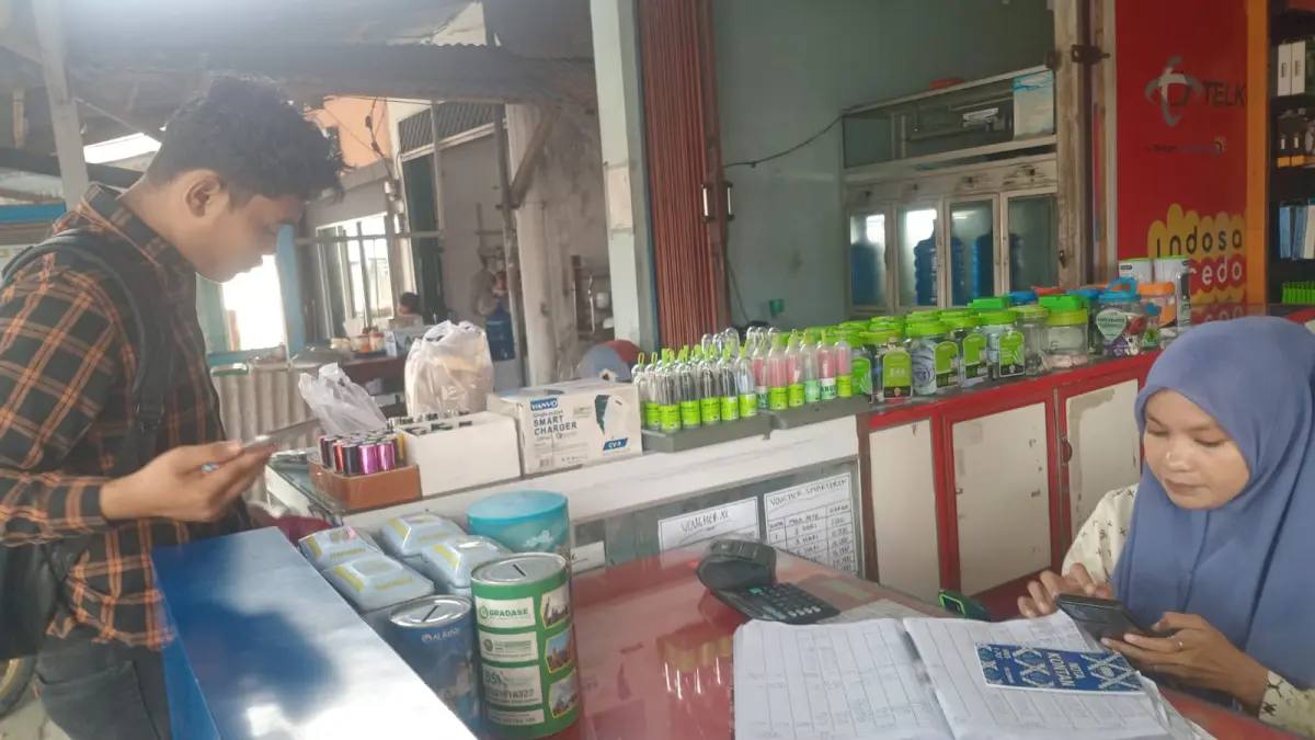 Aktivitas transaksi masyarakat di Teras BRILink di Kota Padang meningkat menjelang akhir bulan, terutama untuk layanan tarik tunai dan pembayaran kebutuhan harian. (SILVINA/PADEK)