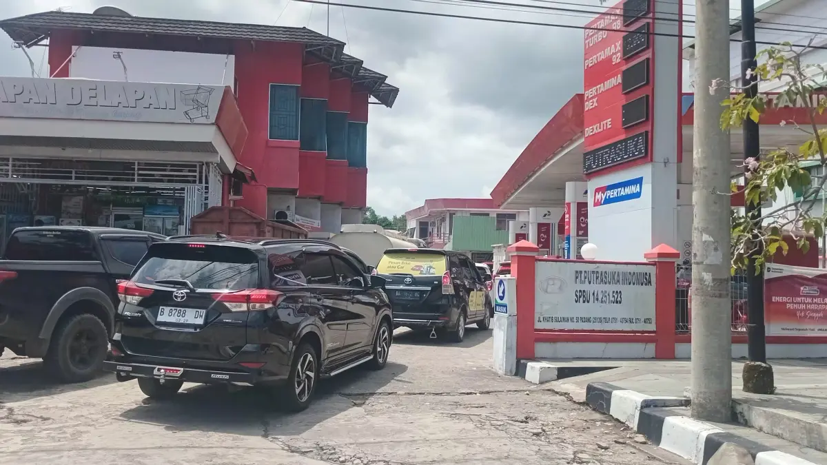 Antrean kendaraan di SPBU Jalan Khatib Sulaiman, Kamis (7/5). (SILVINA/PADEK)