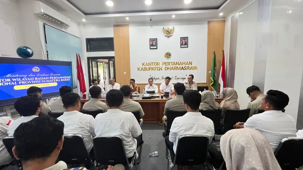 BPN Sumbar menggelar monitoring dan evaluasi di Kantor Pertanahan Dharmasraya untuk meningkatkan pelayanan pertanahan.