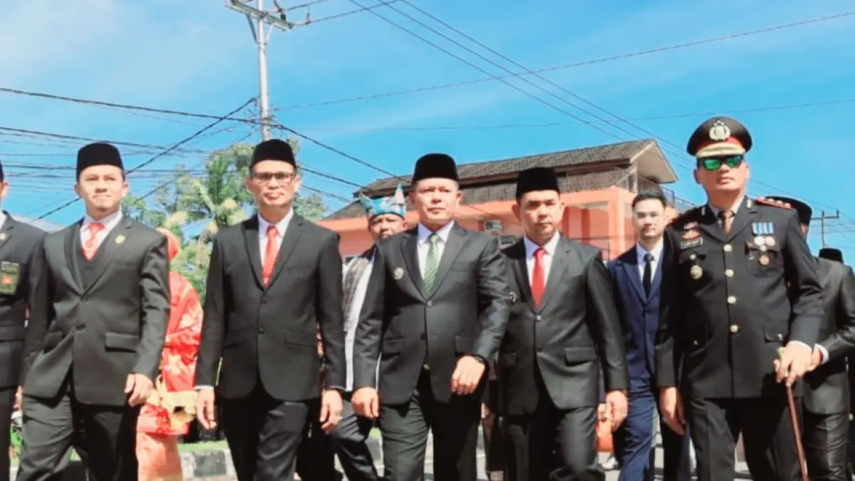 Bupati Pasaman Welly Suhery dan Wakil Bupati H. Parulian bersama Forum Komunikasi Pimpinan Daerah (Forkopimda). Bersama masyarakat, Bupati optimistis mewujudkan Pasaman Bangkit yang berkarakter, maju, dan berkelanjutan. (DOK PEMKAB PASAMAN)