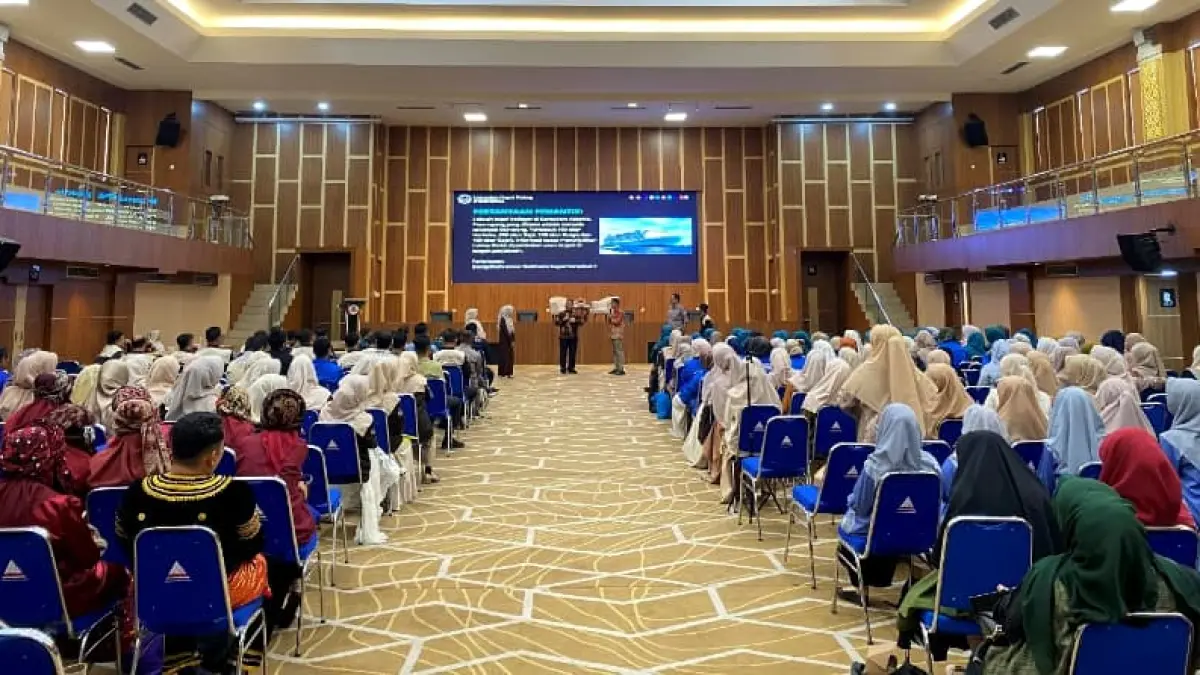 Dosen Universitas Negeri Padang, Dr. Nofrion, menyampaikan materi kuliah umum di Universitas Adzkia, Padang, Sabtu (25/4/2026). (Foto: KKPS UNP)