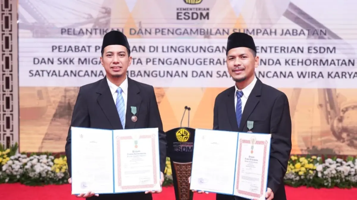 Dua dari tiga penerima Satyalancana Wira Karya 2025 dari PTBA berfoto bersama usai penyerahan penghargaan oleh Menteri ESDM di Jakarta.(Foto: Corcom PTBA)