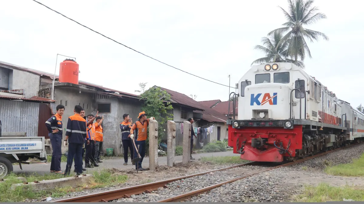 KAI Divre II Sumbar tutup perlintasan liar di Padang Pariaman untuk tekan risiko kecelakaan, total 21 titik ditutup sejak 2025.