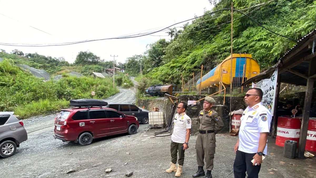 Kasat Pol PP Kabupaten Limapuluh Kota, Rahmadinol, menyambangi salah satu lokasi tambang di Jalan Sumbar–Riau, Rabu (6/5). (DOK SATPOL PP)