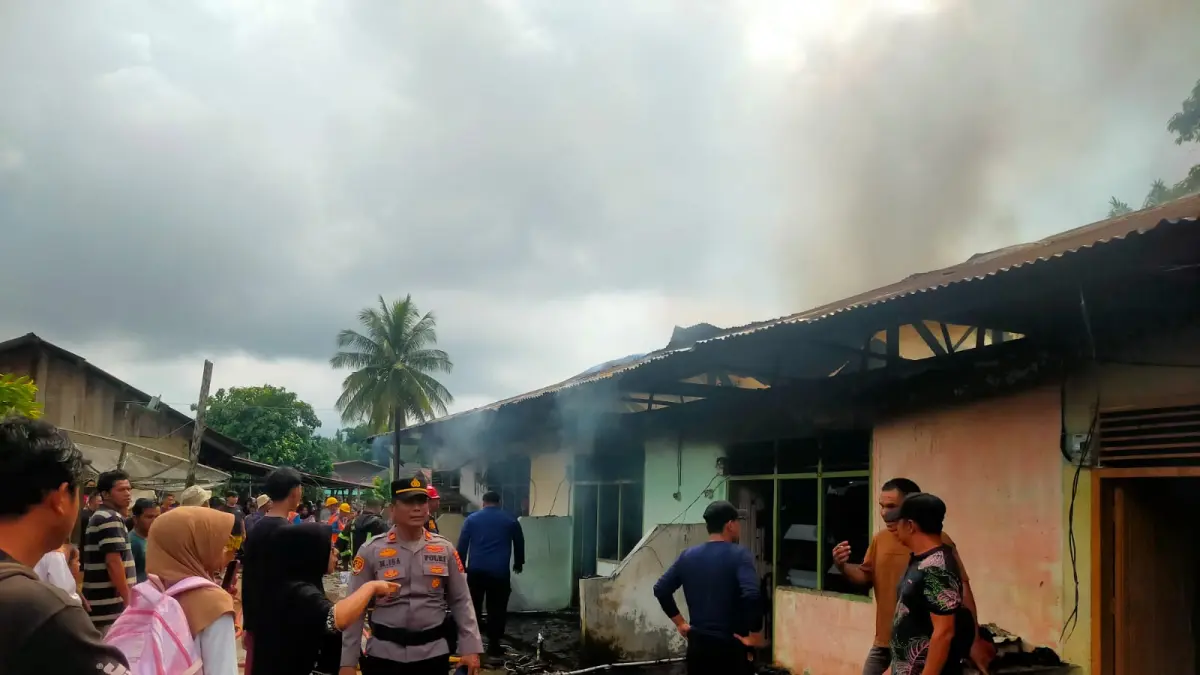 Kebakaran menghanguskan empat petak rumah kontrakan di Jorong Simpang Pogang, Nagari Ampek Koto Pulau Punjung, Kabupaten Dharmasraya, Rabu (6/5/2026). (DOKUMENTASI PRIBADI)