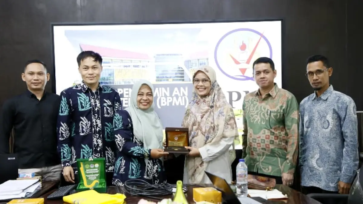 Kepala BPMI UNP menerima kunjungan benchmarking LPMI STKIP Muhammadiyah Sungai Penuh di Ruang BPMI UNP, Rabu (6/5/2026).(Foto: KKPS UNP)