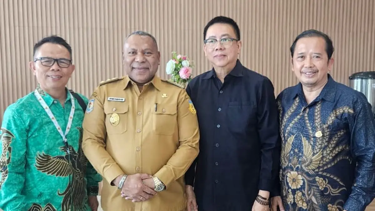 Ketua KTP2JB Dr. Suprapto bersama Wakil Gubernur Papua Aryoko Alberto Ferdinand Rumaropen, Ketua Dewan Pers 2016-2019 Yosef Adi Prasetyo, dan Waketum SPS Syamsudin Hadi Sutarto pada World Press Freedom Day 2026 di Papua.(Foto: SPS)