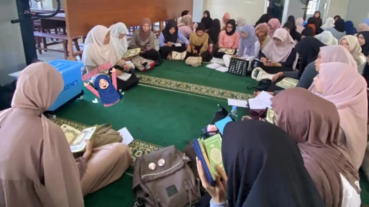 Mahasiswa baru UNP mengikuti kegiatan mentoring keagamaan dan penguatan karakter di Masjid Raya Al-Azhar UNP. (Foto: KKPS UNP)