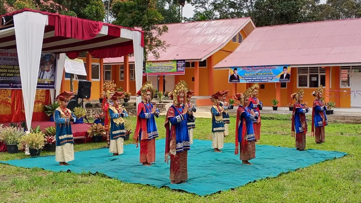 Murid SMPN 3 Sungayang sedang menari dalam acara Semarak Pekan Prestasi dan Religi beberapa waktu lalu. (TIM LAMAN GURU)