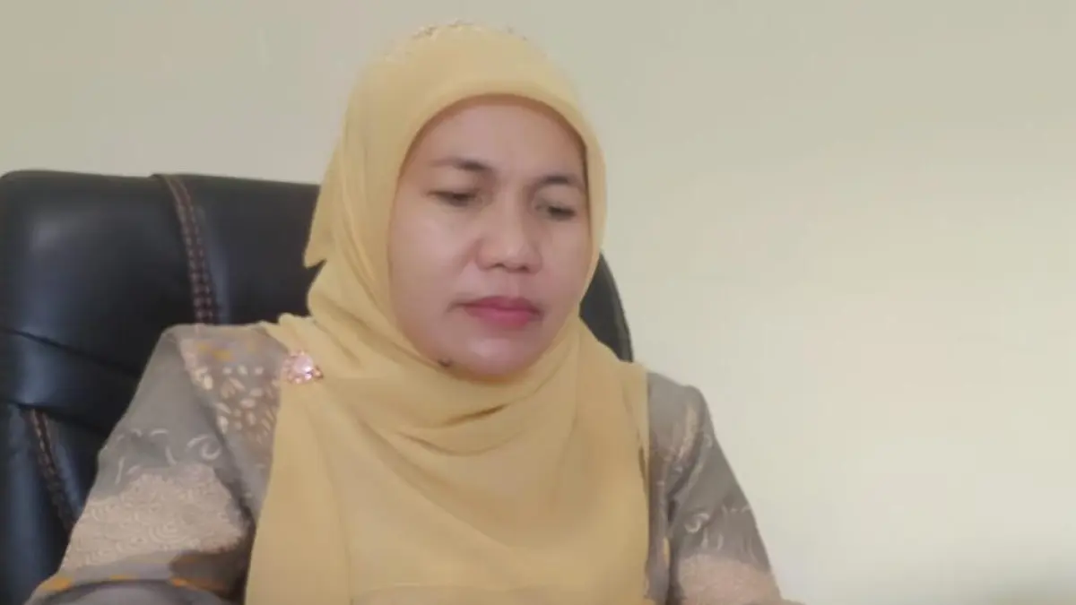 PENGUATAN STOK: Kepala Dinas Perikanan dan Ketahanan Pangan Kabupaten Agam, Rosva Deswira, saat memaparkan pengadaan cadangan pangan daerah di ruang kerjanya, Kamis (7/5). Tahun ini, Pemkab Agam menambah stok cadangan pangan menjadi 123 ton. (PUTRA/PADEK)