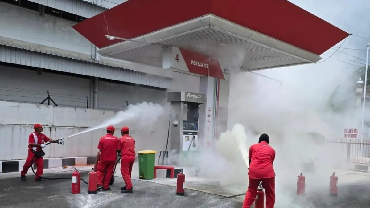 Pertamina Patra Niaga Regional Sumbagut menggelar simulasi kebakaran di SPBU 14.251.520, Jalan By Pass Tanjung Aur, Kecamatan Koto Tangah, Kota Padang, Rabu (6/5/2026), melibatkan Damkar, polisi, TNI, dan rumah sakit.