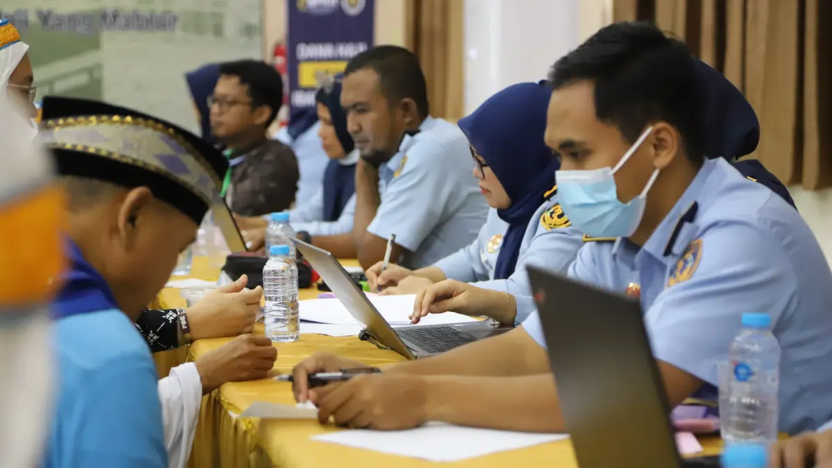Petugas saat melayani JCH Kloter 13 Embarkasi Padang, Kamis (7/5). (DOK KEMENHAJ SUMBAR)