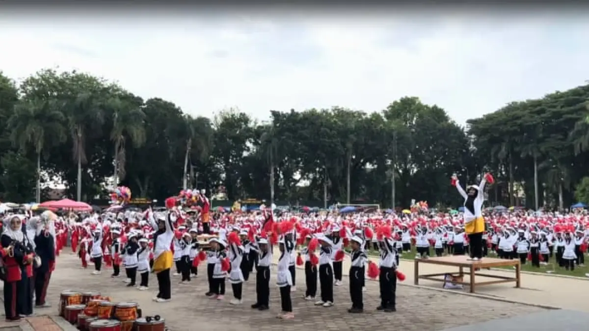 Ribuan murid TK se-Kota Padang menampilkan Senam Minang Ceria karya dosen FBS UNP dalam peringatan Hardiknas 2026.(Foto: KKPS UNP)