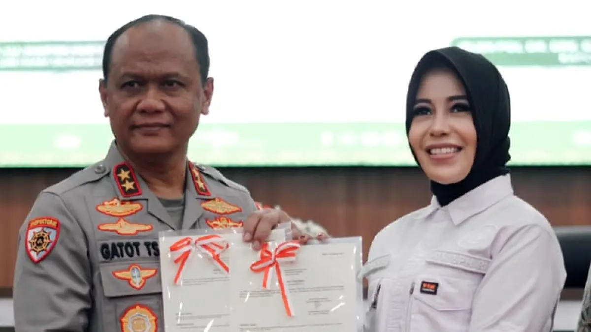 Staf Khusus Menteri ATR/BPN Rezka Oktoberia menyerahkan sertifikat aset kepada Polda Sumbar kepada Kapolda Sumbar Irjen Pol. Gatot Tri Suryanta pada kegiatan Hardiknas 2026 di UIN Imam Bonjol Padang. (Foto: IST)