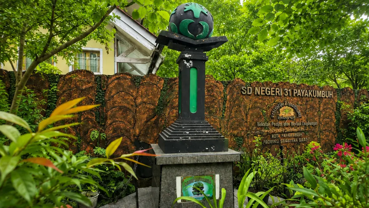Tugu Adiwiyata berdiri kokoh di lingkungan SDN 31 Payakumbuh. 