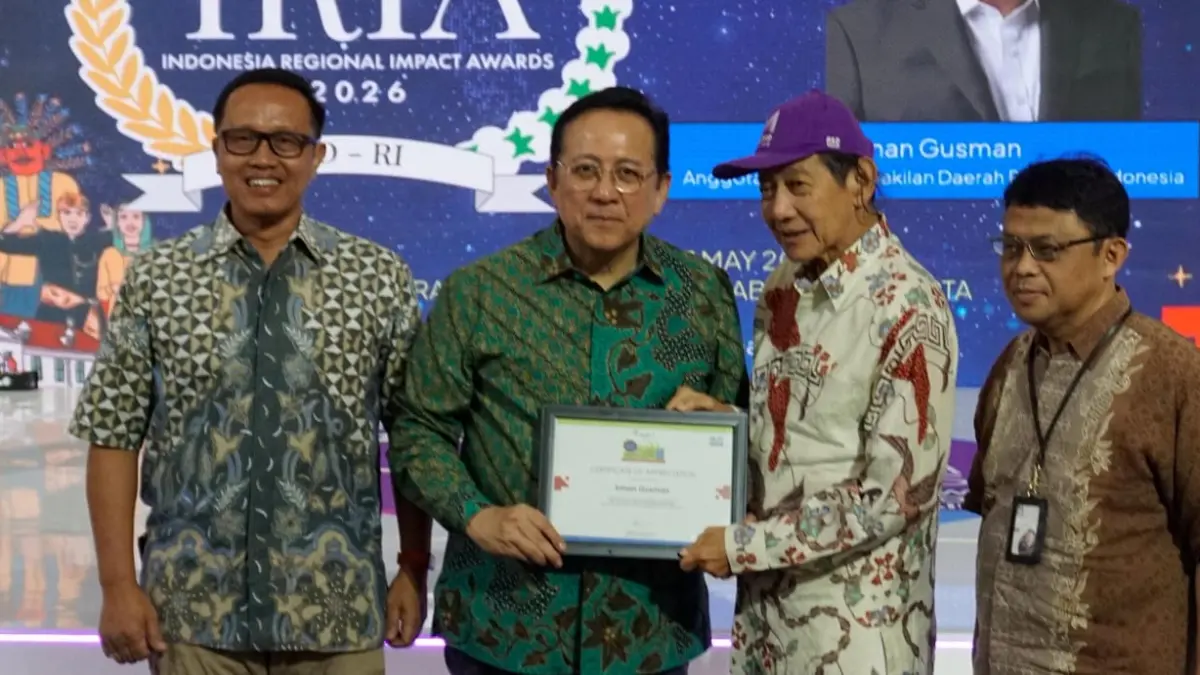 PAPARAN: Senator RI asal Sumbar, Irman Gusman menghadiri agenda Indonesia Regional Impact Awards 2026 di Jakarta, Kamis (7/5). Dalam kesempatan itu, Irman menegaskan green economy dan green democracy harus menjadi arah baru pembangunan daerah di Indonesia.