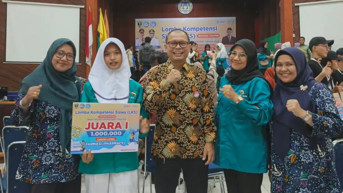 PRESTASI: Siswi SMK Kesehatan Dharmabakti Nusantara Padang, Iftina (kedua kiri), didampingi kepala sekolah dan guru pembimbing usai meraih Juara I bidang Farmasi pada ajang Lomba Kompetensi Siswa (LKS) Tingkat Provinsi Sumbar 2026, Rabu (7/5). Kemenangan tersebut mengantarkan SMK DBN mewakili Sumbar ke tingkat nasional.